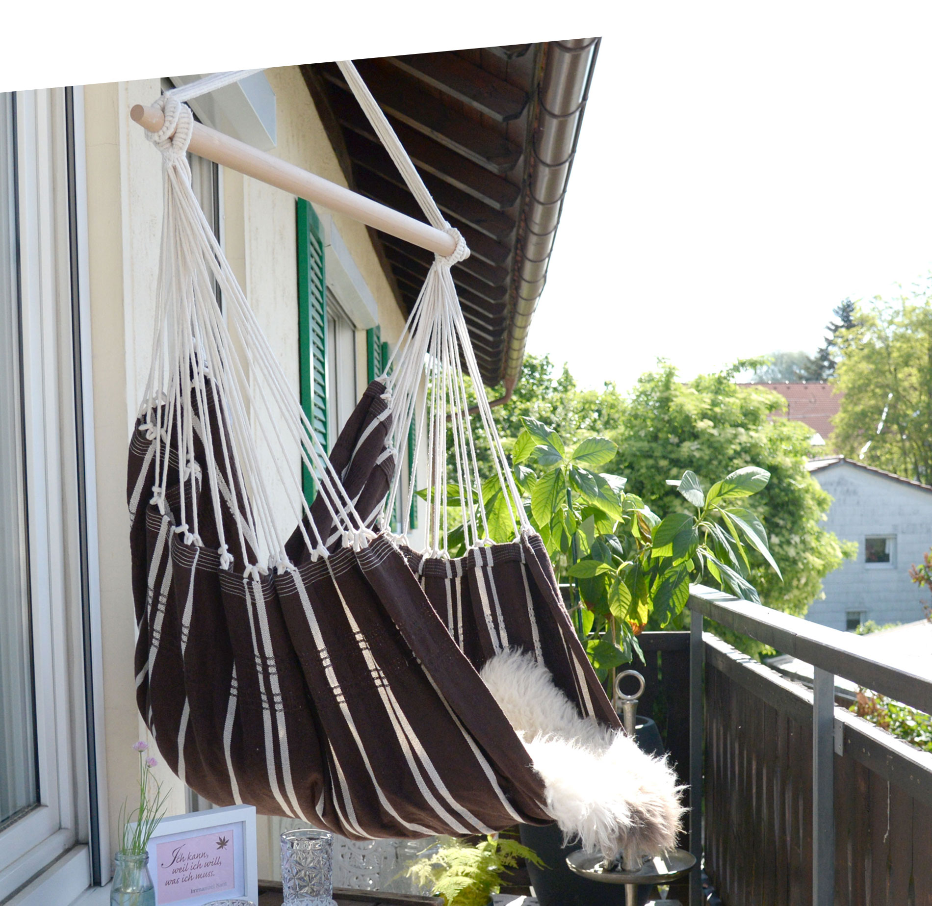 Hängesessel auf dem Balkon