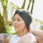 Preview: Stirnband aus mulesingfreier Merinowolle Modell Meera petrol getragen