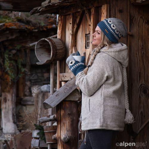 Beanie Mütze im Schaf Design Blau Tragebeispiel
