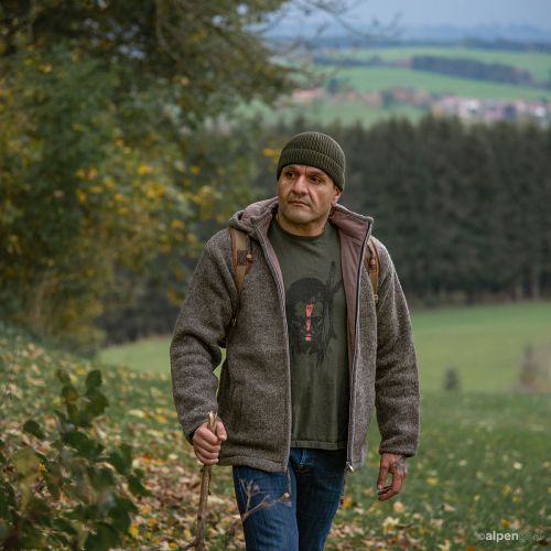 Wolljacke aus Schafwolle Modell Max Naturbraun Tragebeispiel
