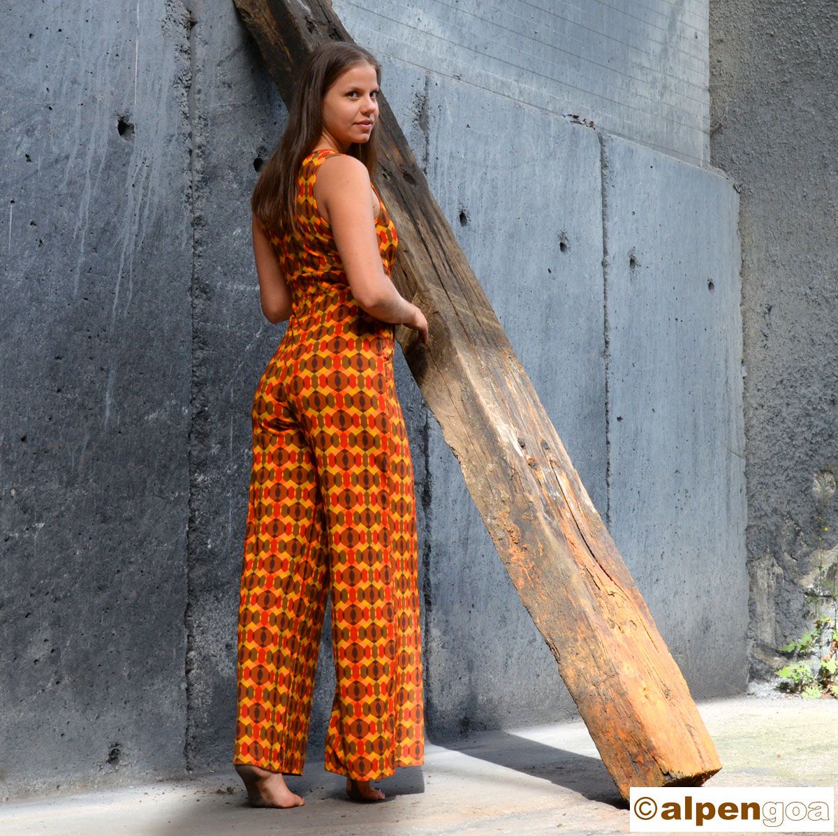 Jumpsuit im Retro Design orange Rückenansicht