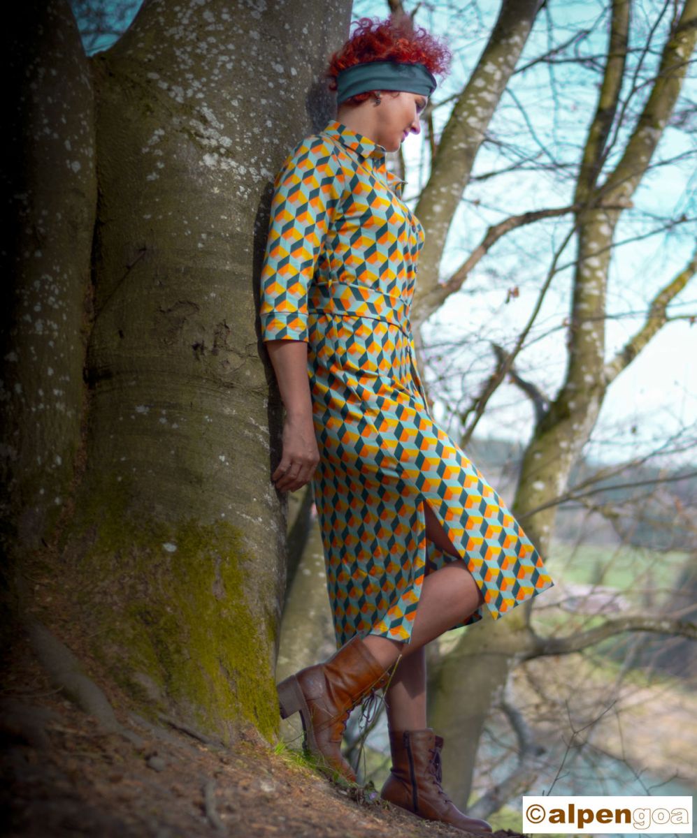 Maxikleid mit Kragen und Bindegürtel Blume des Lebens Tragebeispiel