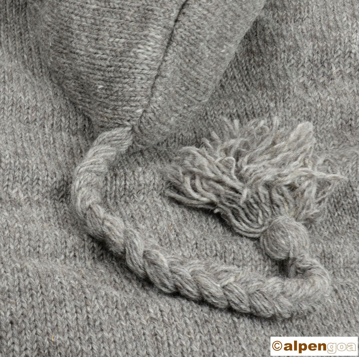 Wolljacke Eileen Detailbild Zopf an der Kapuze