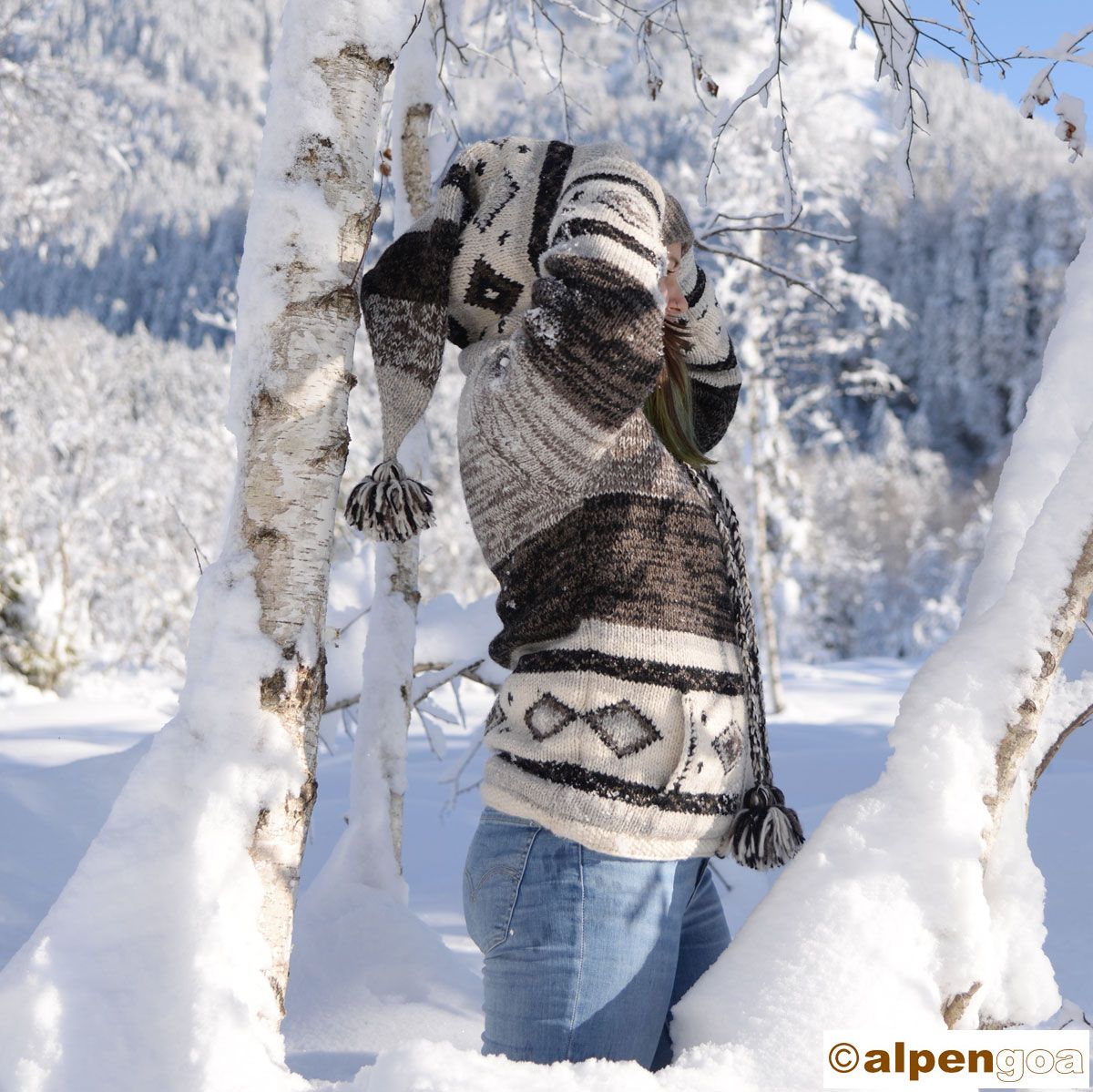 Wolljacke Modell Maik lange Zipfelkapuze