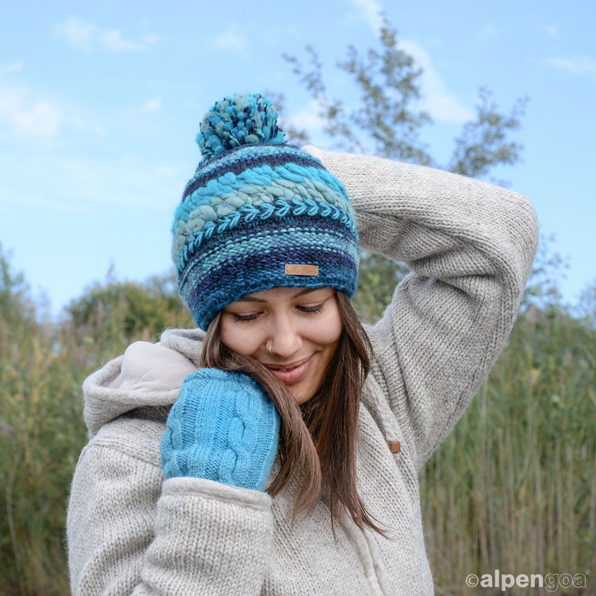 Wollmütze mit Bommel Tragebeispiel blau
